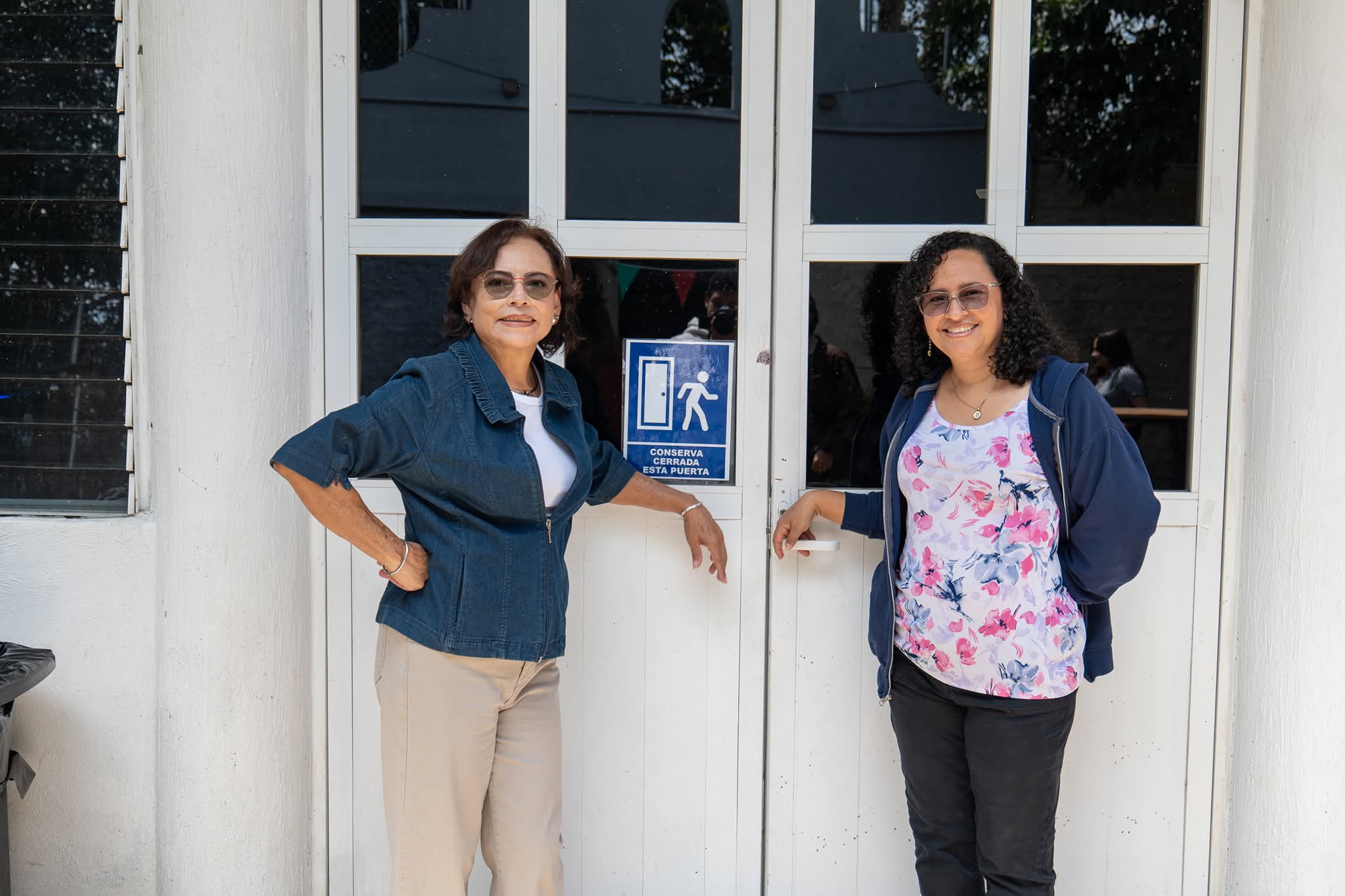 Dos mujeres posando en una puerta